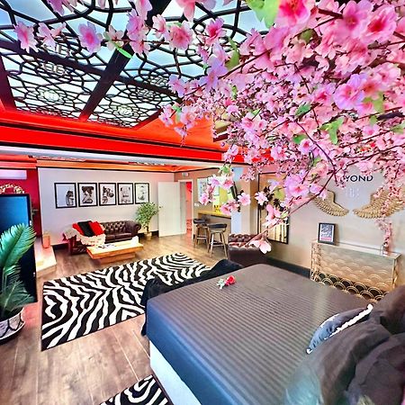 Beyond - Romantic Basement Apartment - Close To Beach - With Parking ボーンマス エクステリア 写真