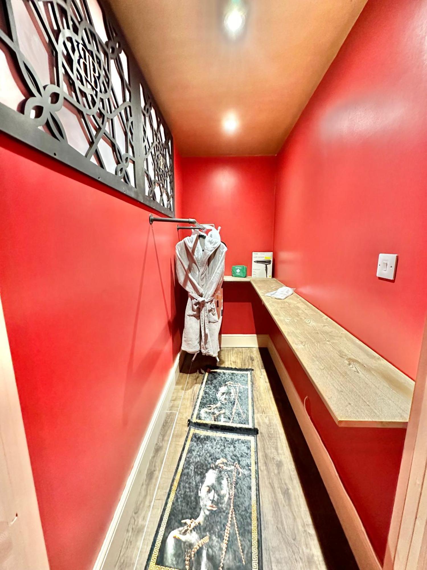 Beyond - Romantic Basement Apartment - Close To Beach - With Parking ボーンマス エクステリア 写真