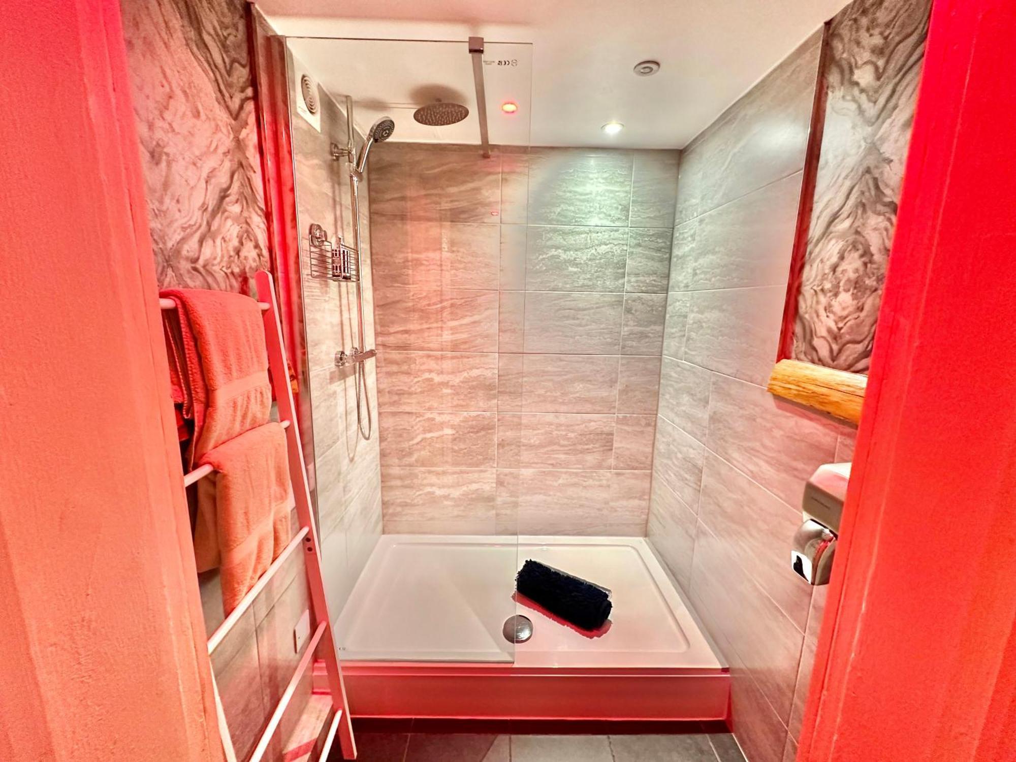 Beyond - Romantic Basement Apartment - Close To Beach - With Parking ボーンマス エクステリア 写真