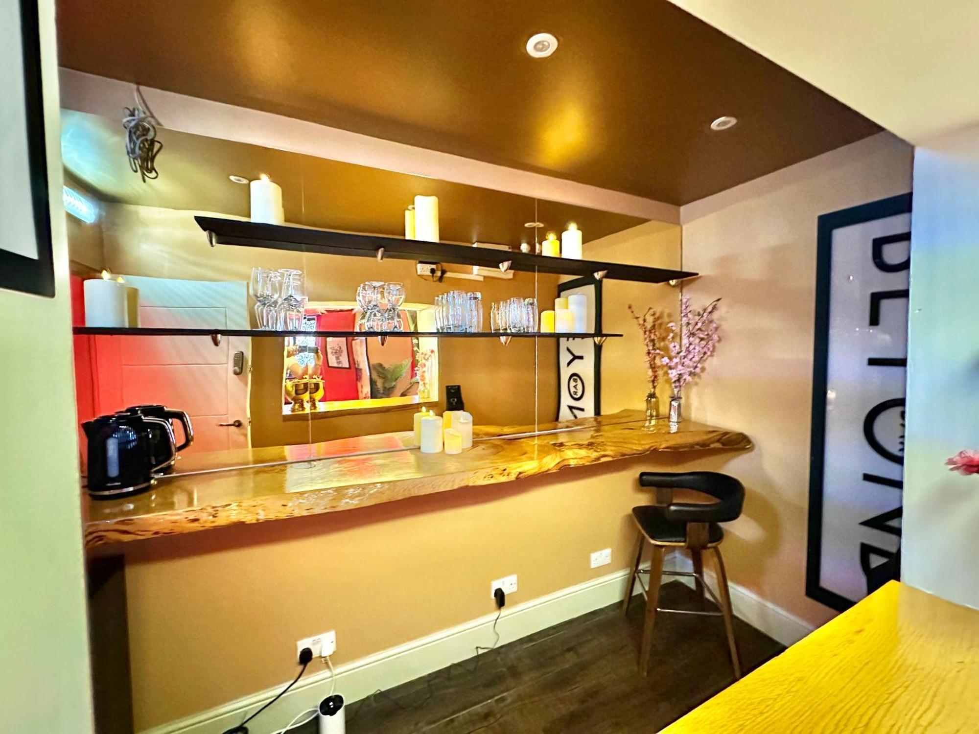 Beyond - Romantic Basement Apartment - Close To Beach - With Parking ボーンマス エクステリア 写真