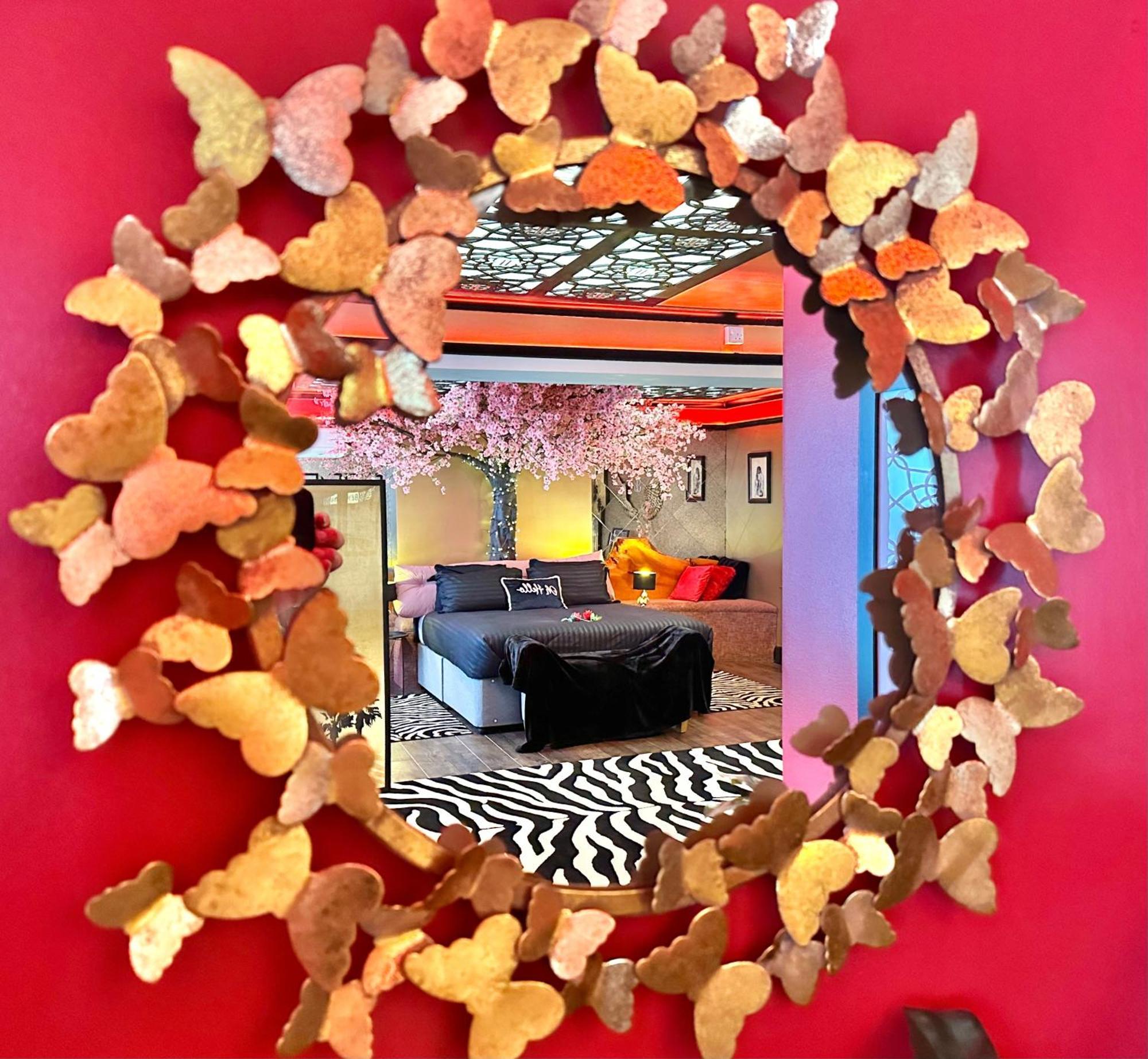 Beyond - Romantic Basement Apartment - Close To Beach - With Parking ボーンマス エクステリア 写真