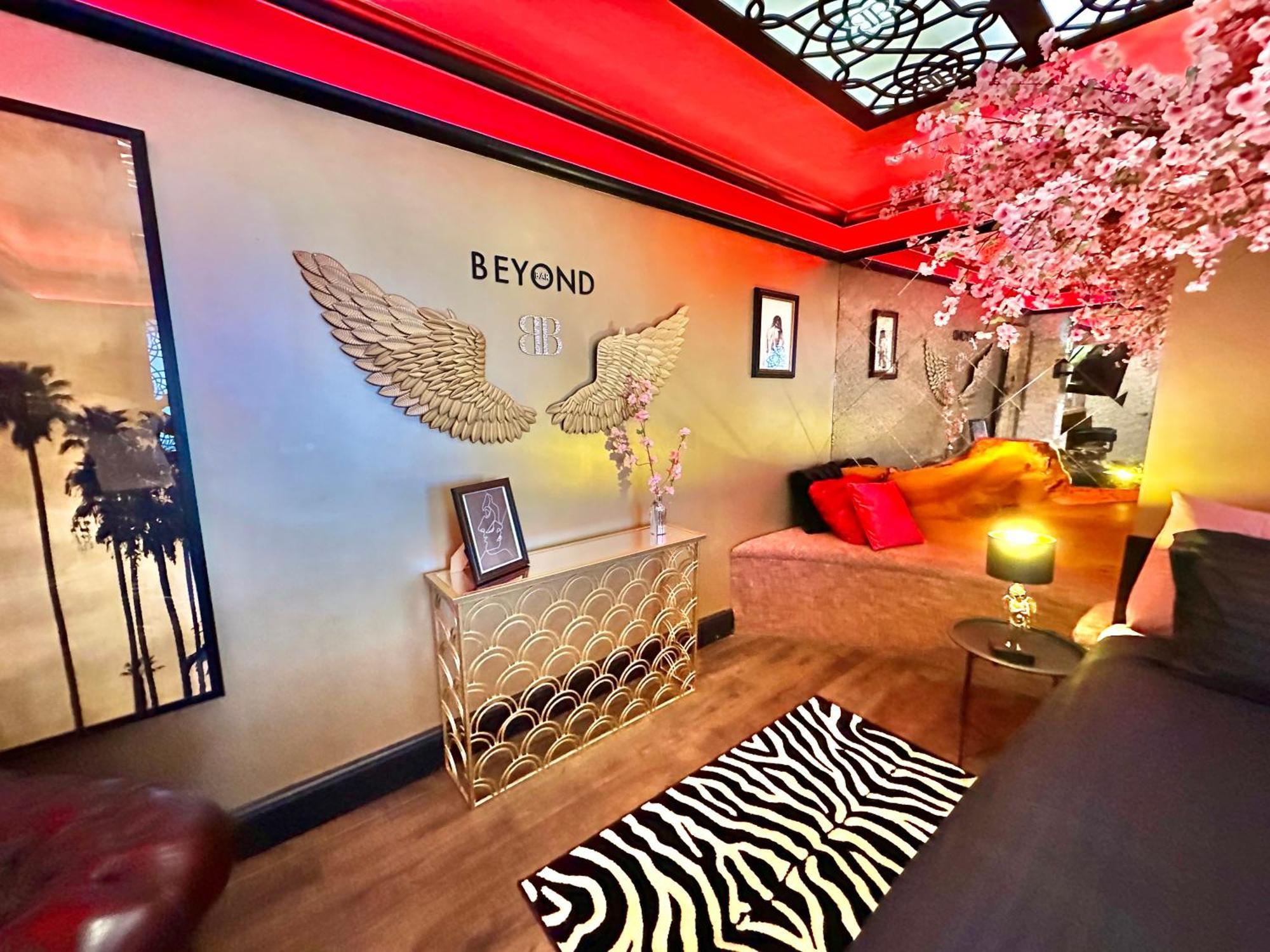 Beyond - Romantic Basement Apartment - Close To Beach - With Parking ボーンマス エクステリア 写真