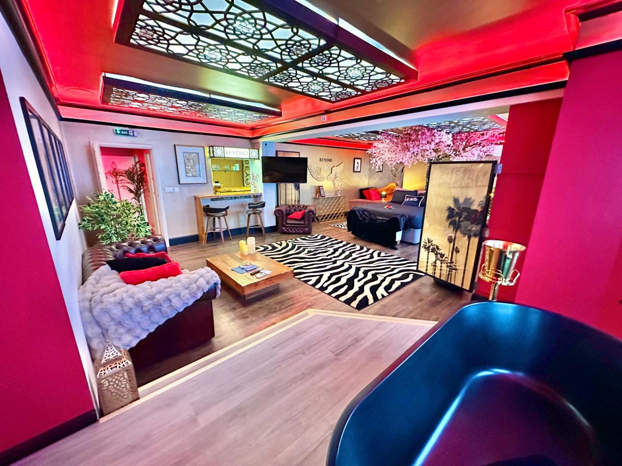 Beyond - Romantic Basement Apartment - Close To Beach - With Parking ボーンマス エクステリア 写真