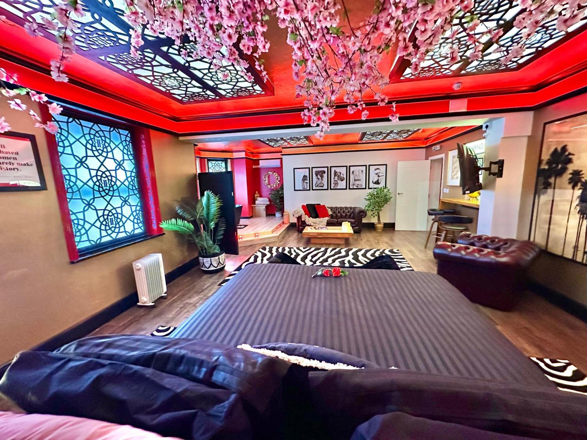 Beyond - Romantic Basement Apartment - Close To Beach - With Parking ボーンマス エクステリア 写真