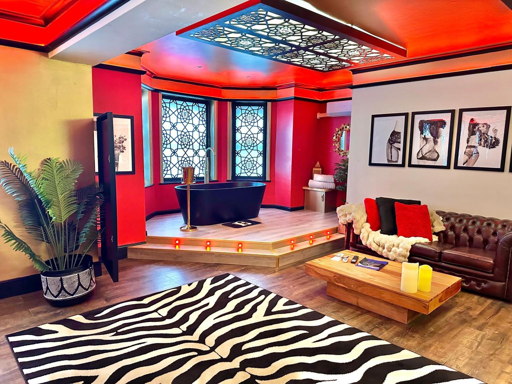 Beyond - Romantic Basement Apartment - Close To Beach - With Parking ボーンマス エクステリア 写真