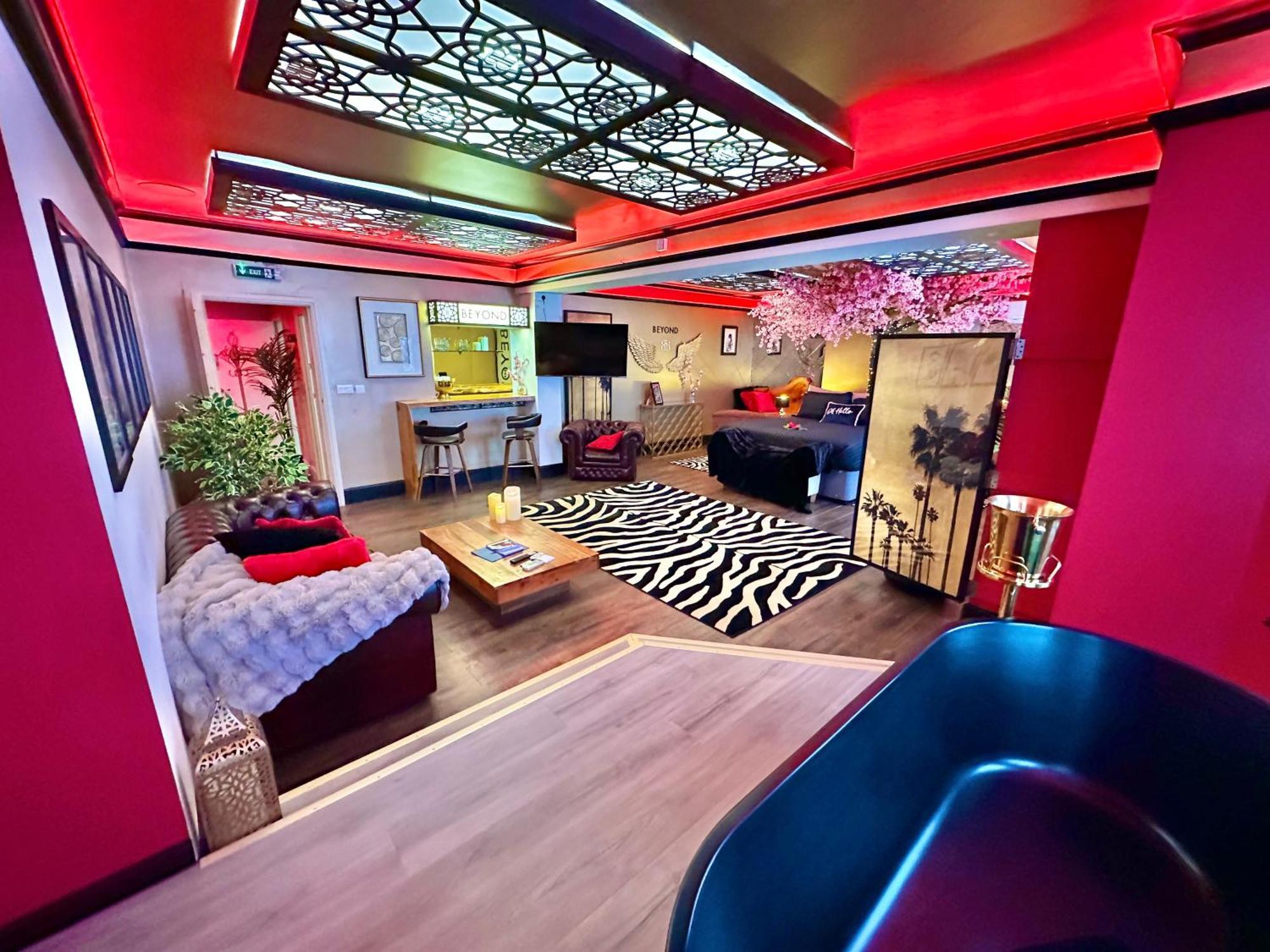 Beyond - Romantic Basement Apartment - Close To Beach - With Parking ボーンマス エクステリア 写真