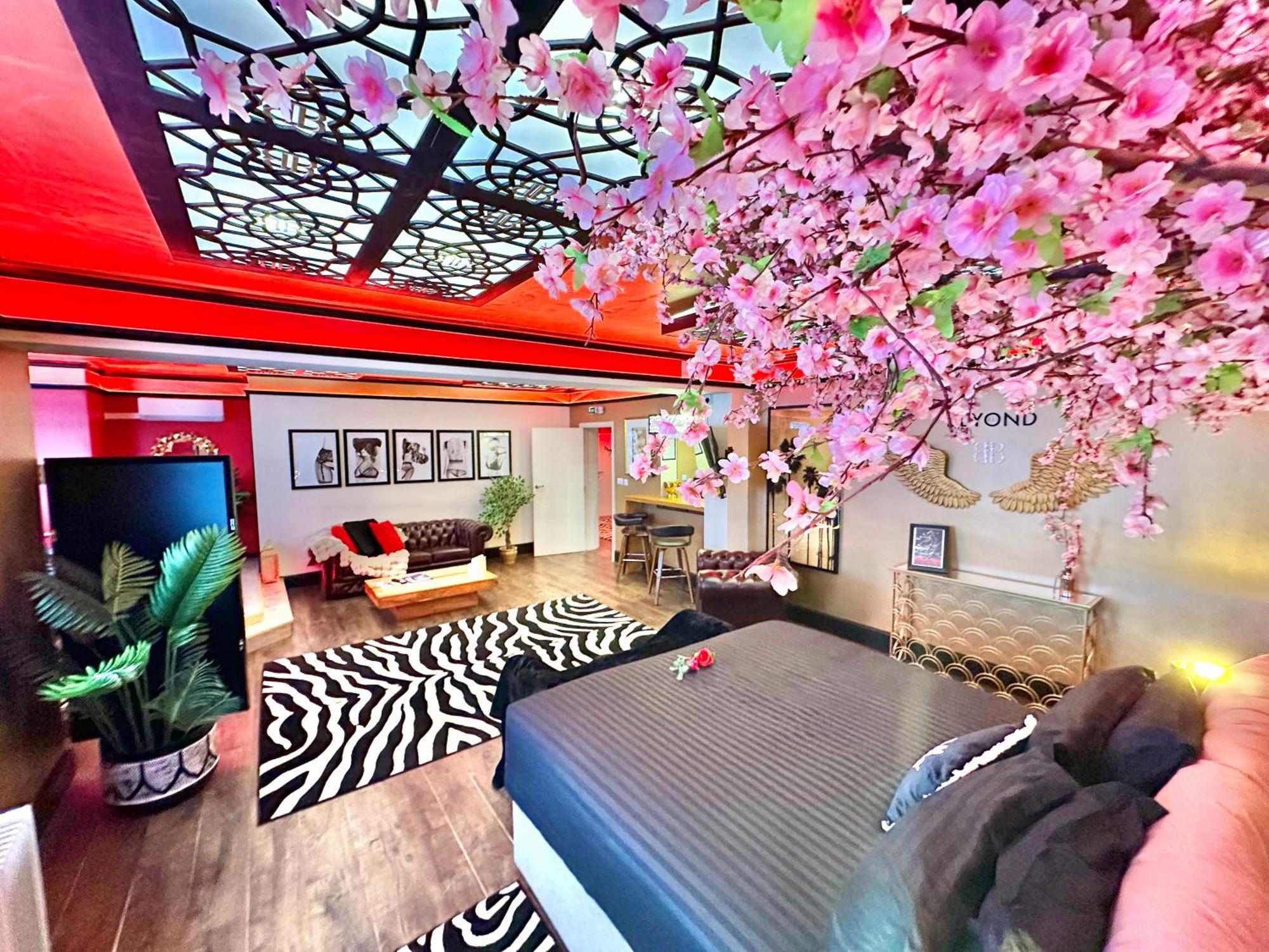 Beyond - Romantic Basement Apartment - Close To Beach - With Parking ボーンマス エクステリア 写真