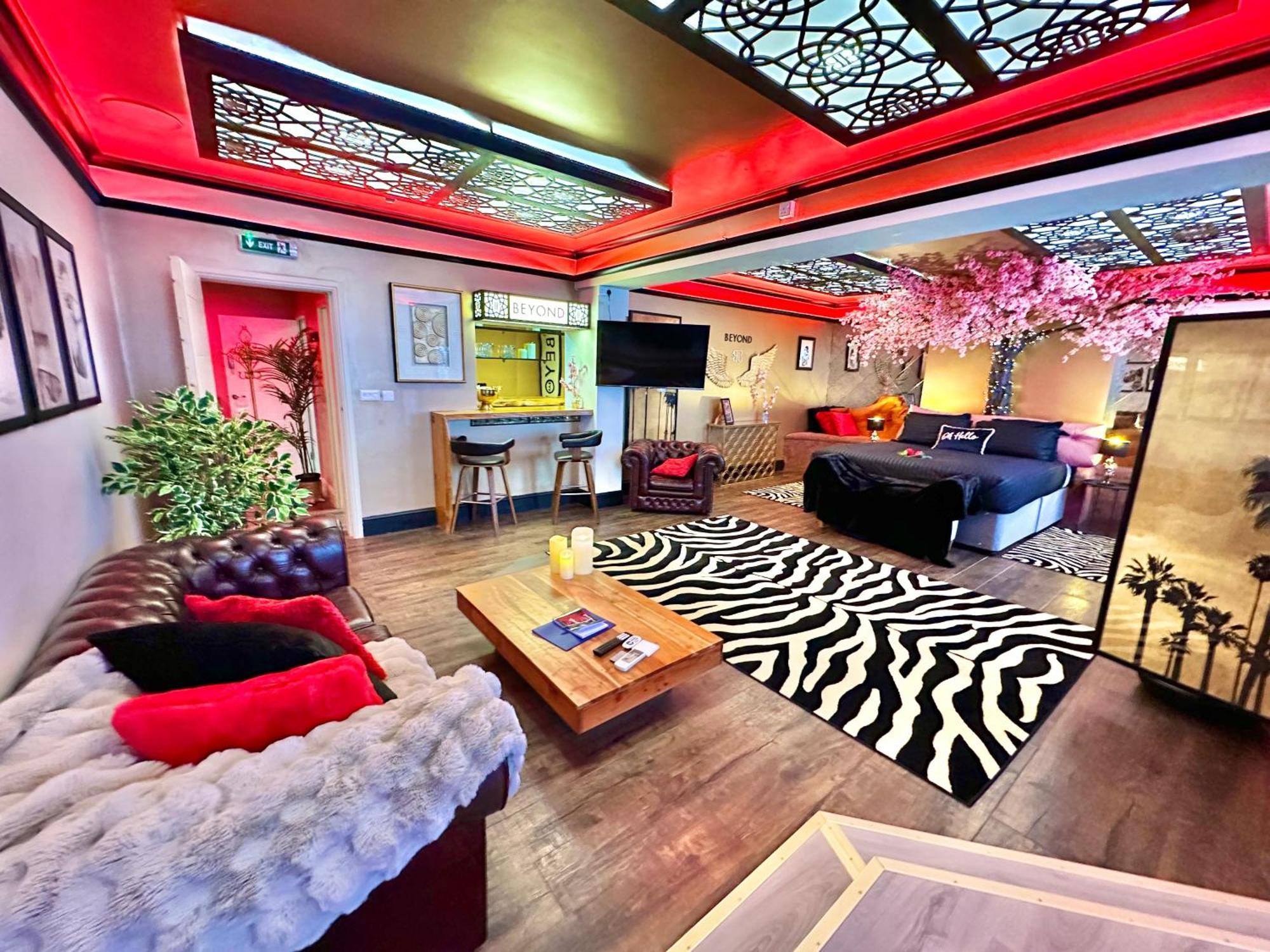 Beyond - Romantic Basement Apartment - Close To Beach - With Parking ボーンマス エクステリア 写真