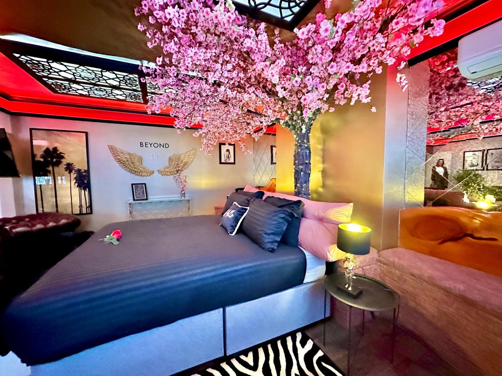 Beyond - Romantic Basement Apartment - Close To Beach - With Parking ボーンマス エクステリア 写真