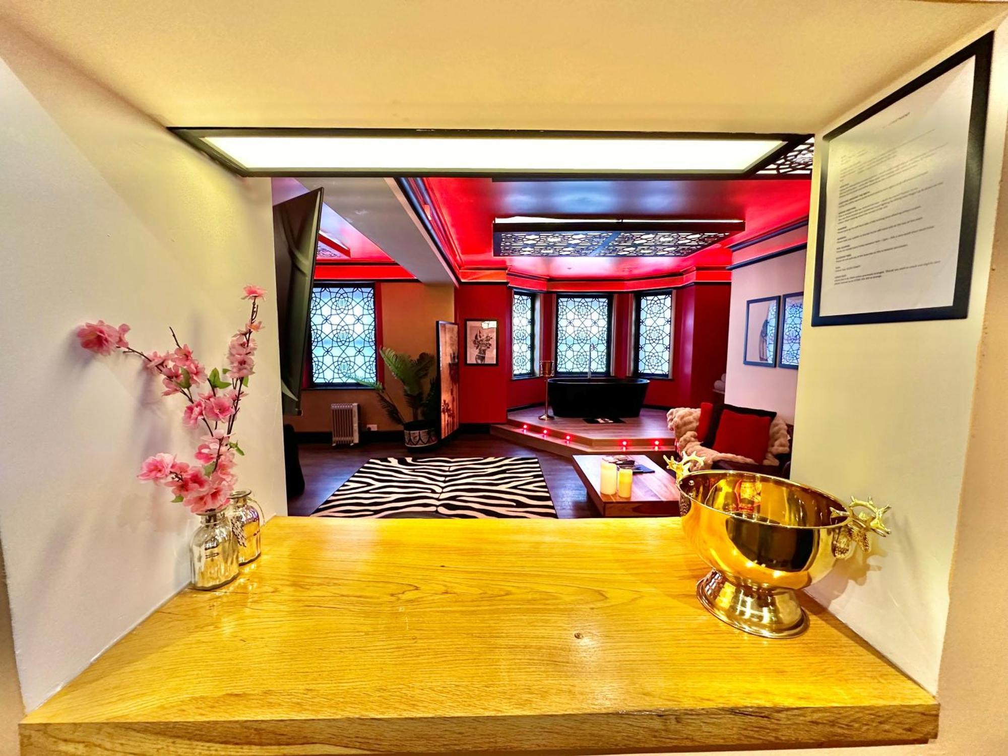 Beyond - Romantic Basement Apartment - Close To Beach - With Parking ボーンマス エクステリア 写真