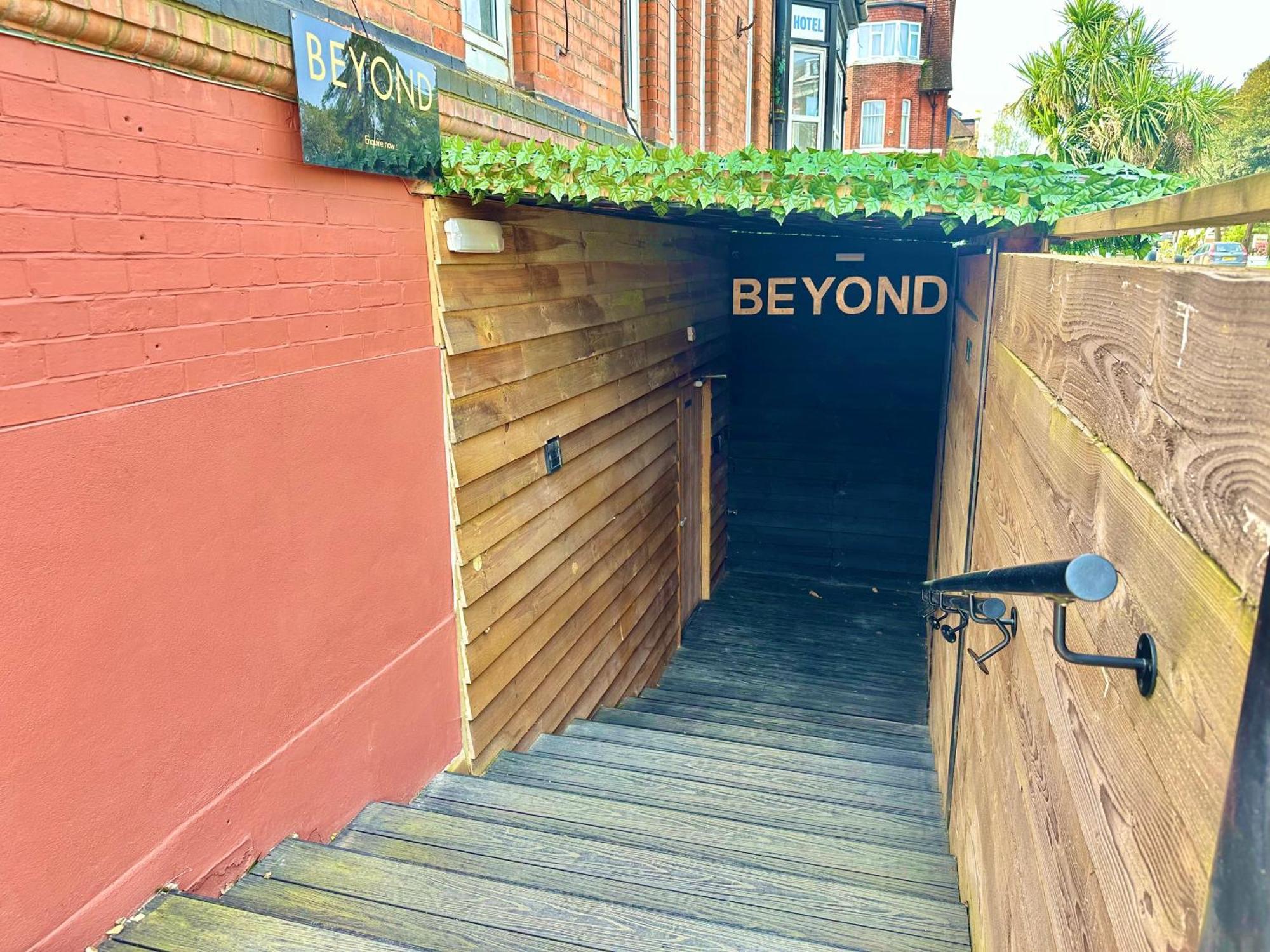 Beyond - Romantic Basement Apartment - Close To Beach - With Parking ボーンマス エクステリア 写真
