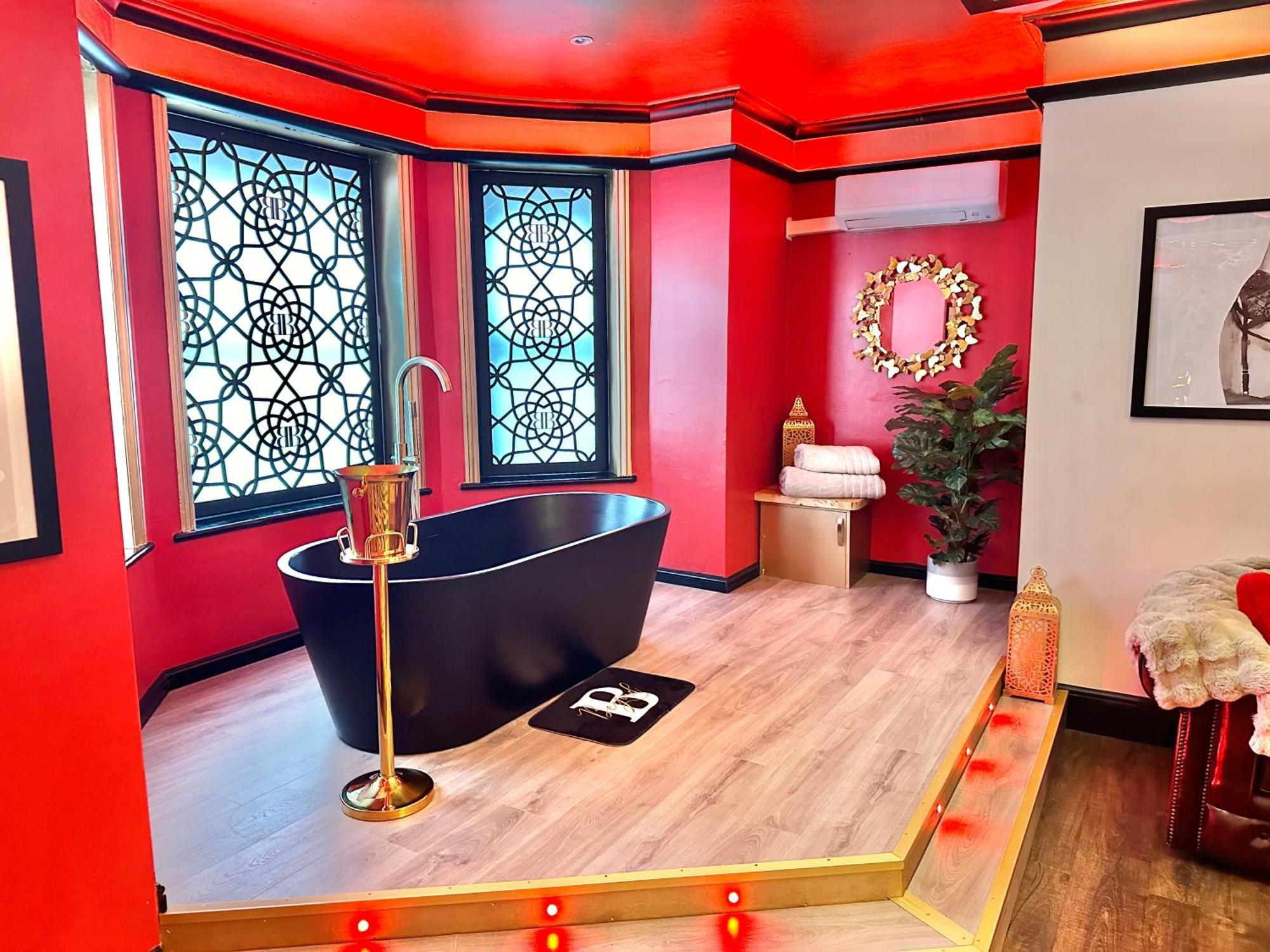 Beyond - Romantic Basement Apartment - Close To Beach - With Parking ボーンマス エクステリア 写真