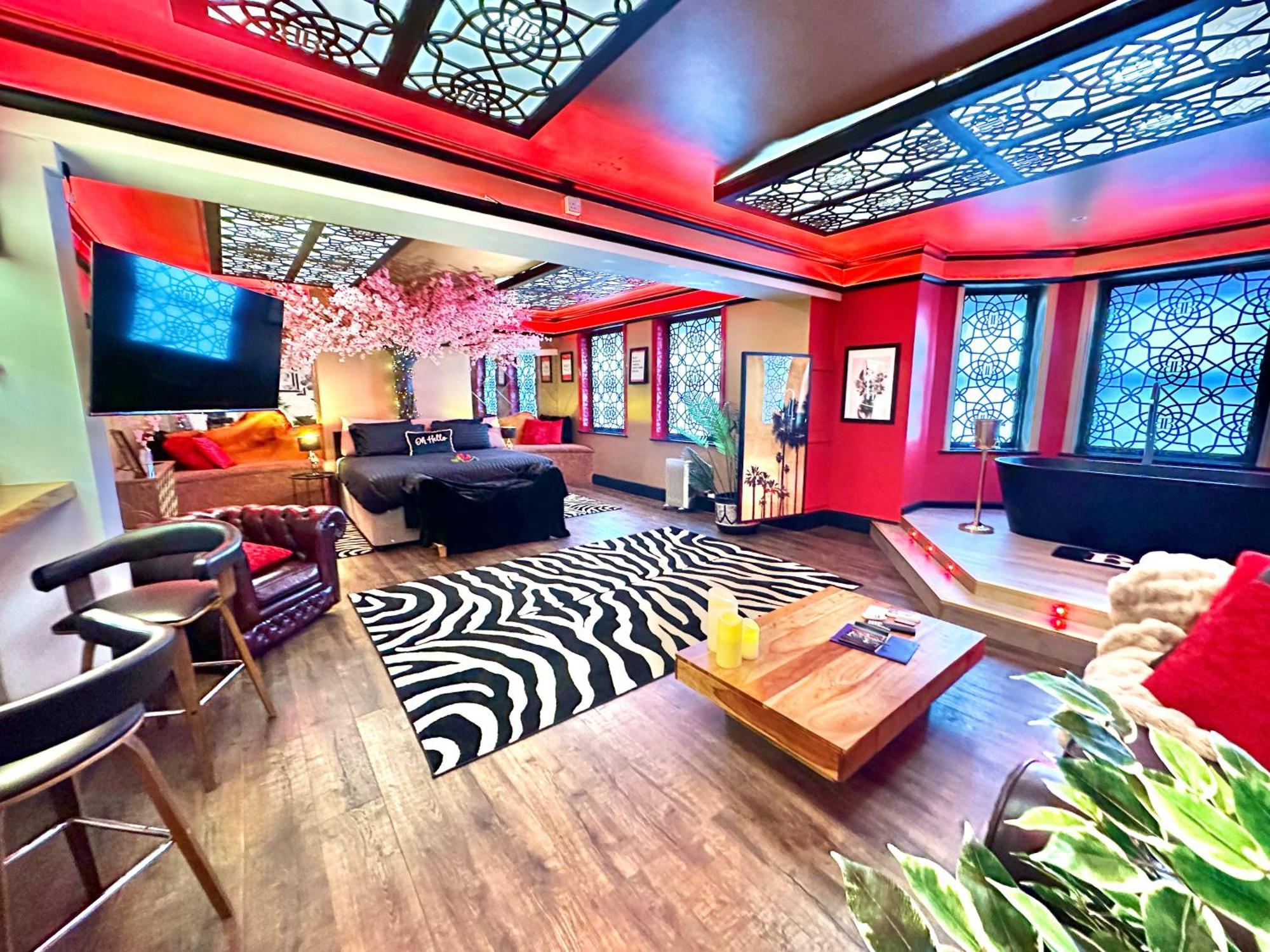 Beyond - Romantic Basement Apartment - Close To Beach - With Parking ボーンマス エクステリア 写真
