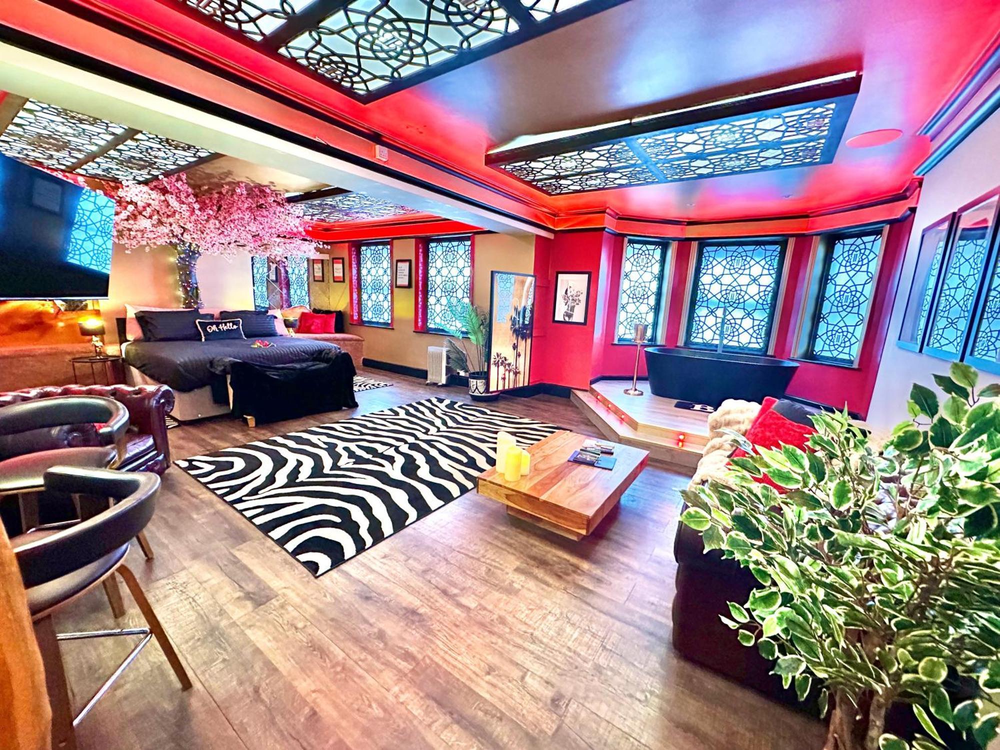 Beyond - Romantic Basement Apartment - Close To Beach - With Parking ボーンマス エクステリア 写真