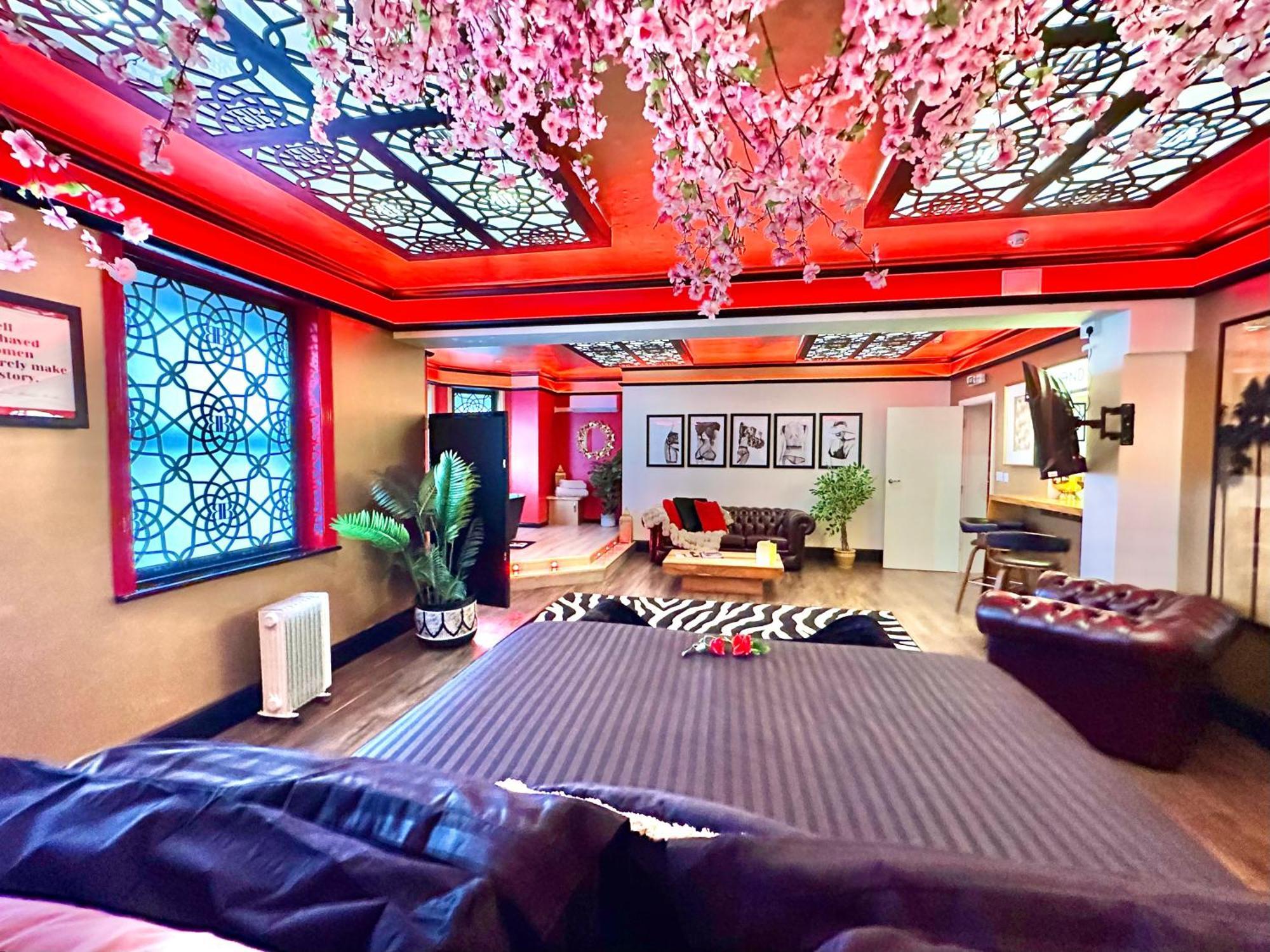 Beyond - Romantic Basement Apartment - Close To Beach - With Parking ボーンマス エクステリア 写真