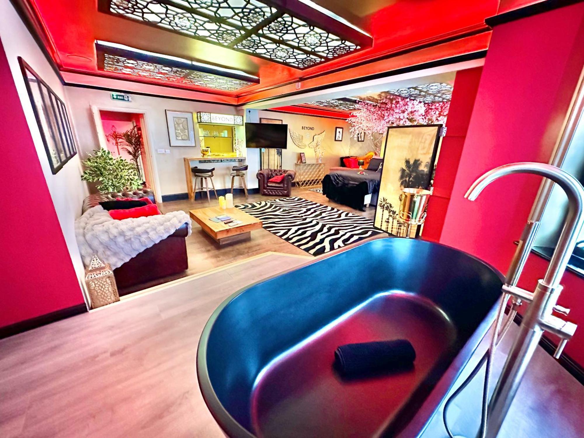 Beyond - Romantic Basement Apartment - Close To Beach - With Parking ボーンマス エクステリア 写真