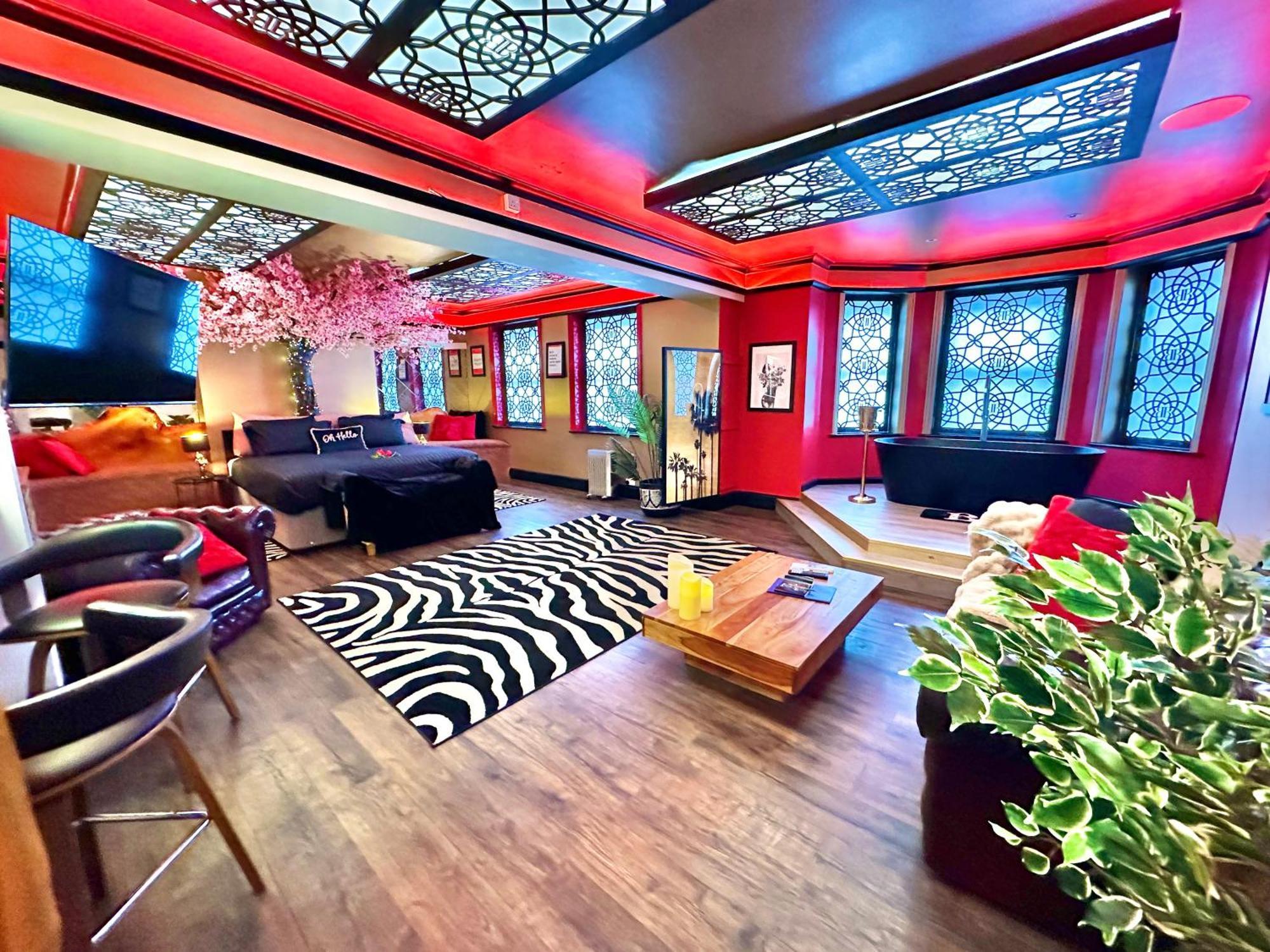 Beyond - Romantic Basement Apartment - Close To Beach - With Parking ボーンマス エクステリア 写真