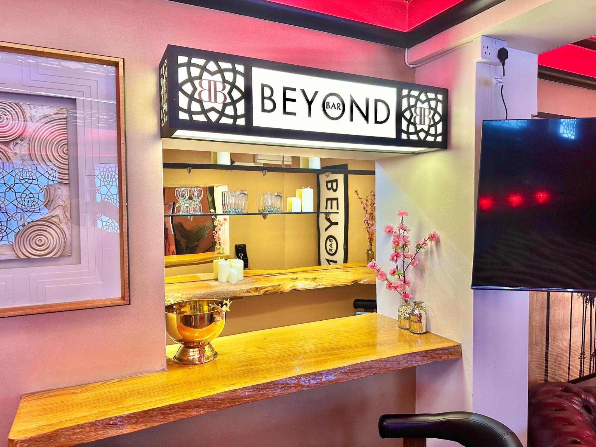 Beyond - Romantic Basement Apartment - Close To Beach - With Parking ボーンマス エクステリア 写真