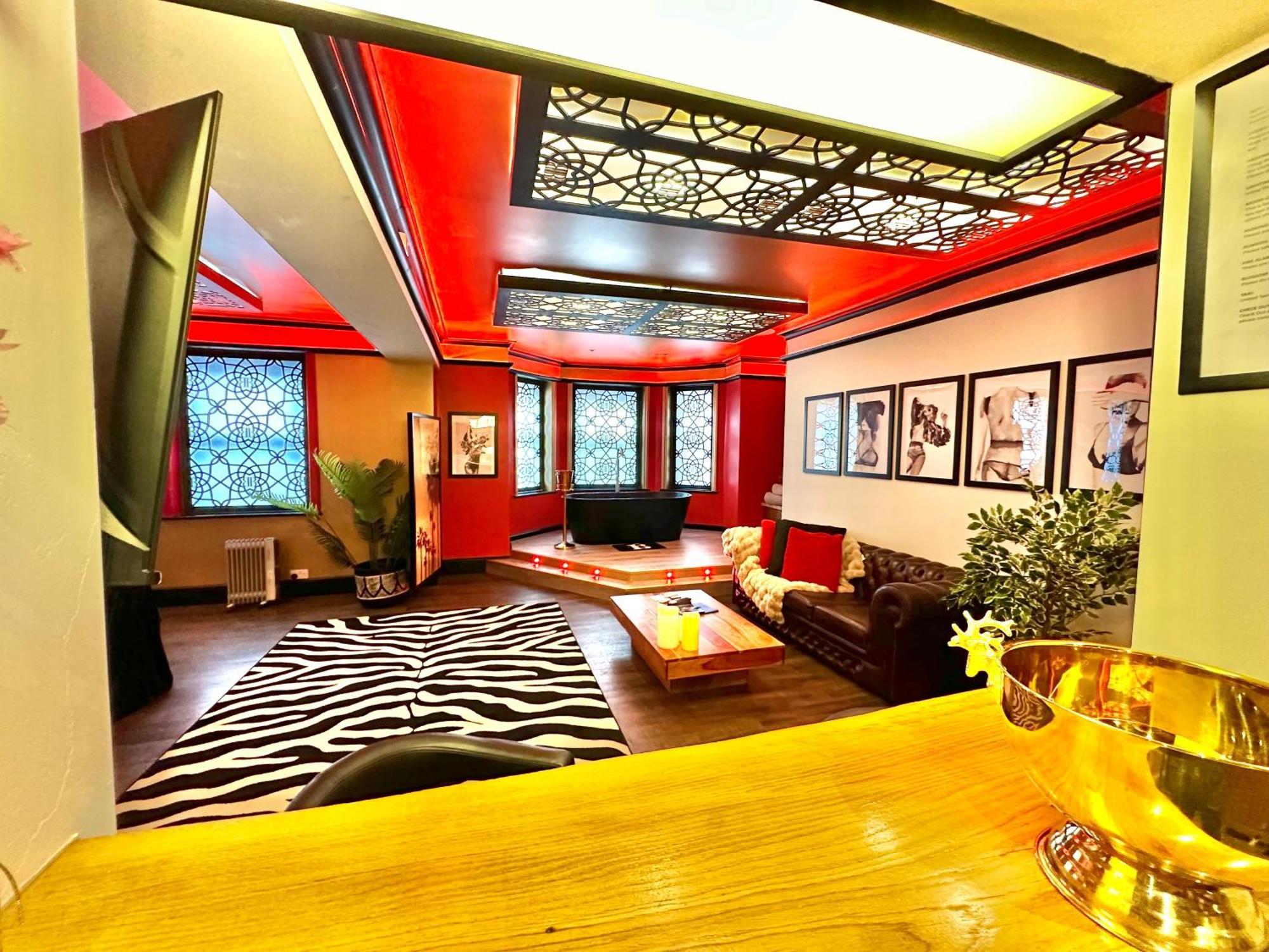 Beyond - Romantic Basement Apartment - Close To Beach - With Parking ボーンマス エクステリア 写真