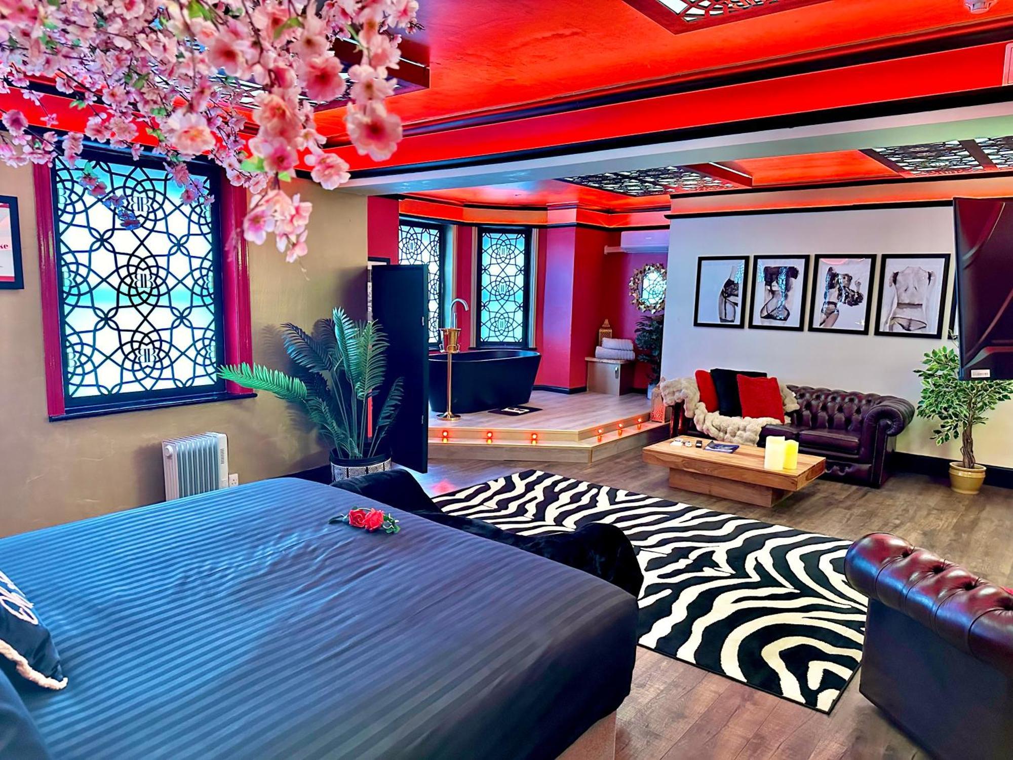 Beyond - Romantic Basement Apartment - Close To Beach - With Parking ボーンマス エクステリア 写真